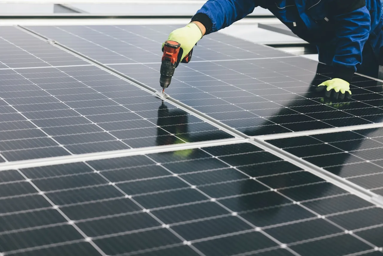 Solpaneler monteras på tak av behörig installatör